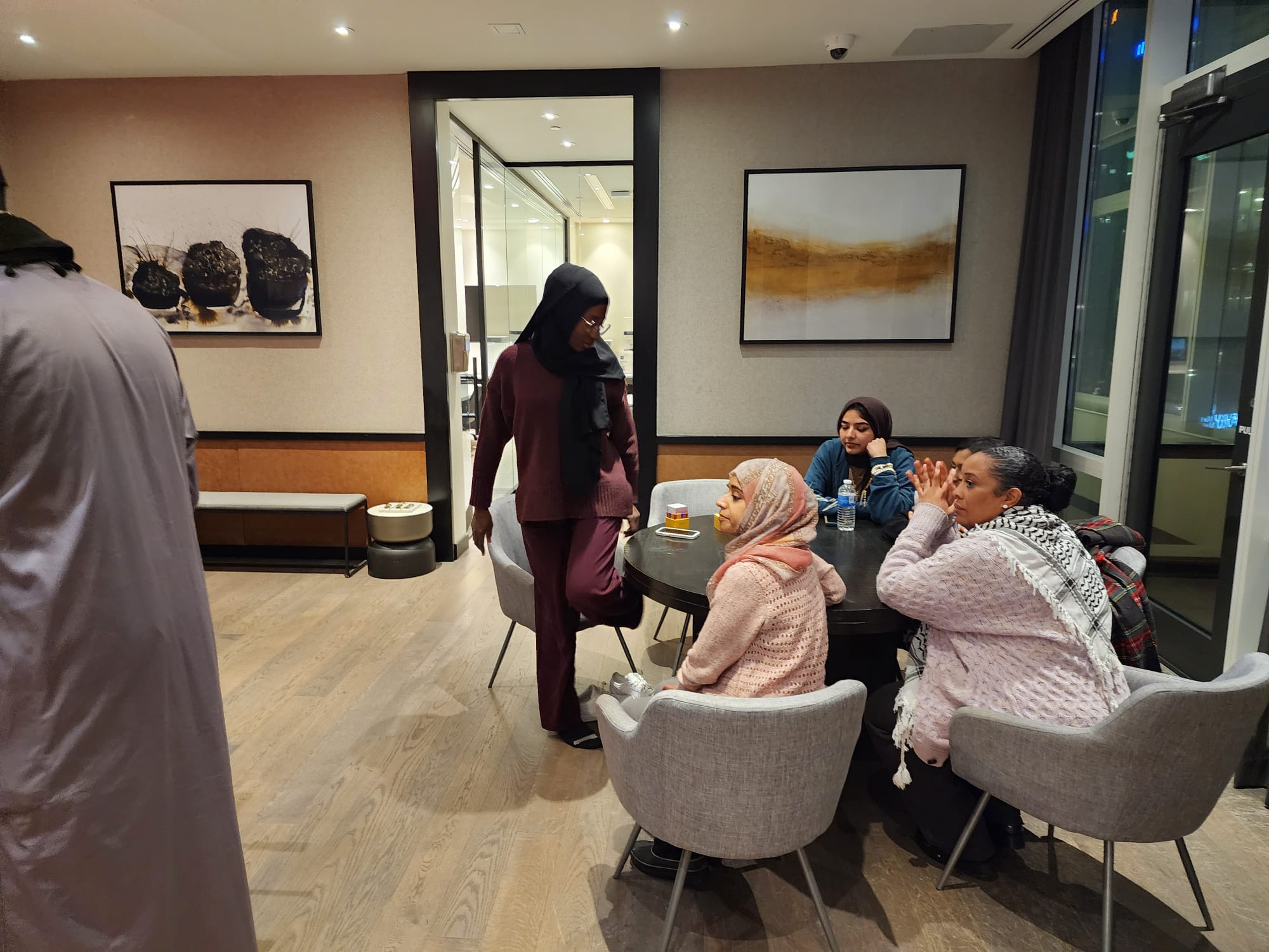 Sisters' corner · slow conversation
